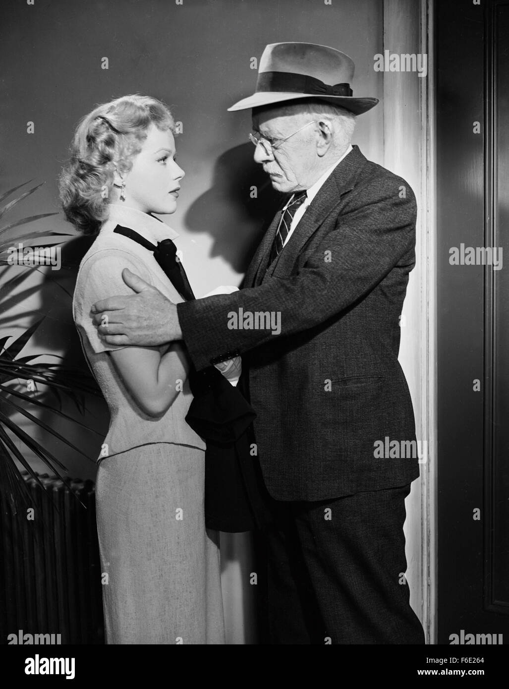 Data di rilascio: ottobre 12, 1951. Il titolo del filmato: Bannerline. STUDIO: Metro Goldwyn Mayer (MGM). Trama: . Nella foto: SALLY FORREST come Richie Loomis. Foto Stock