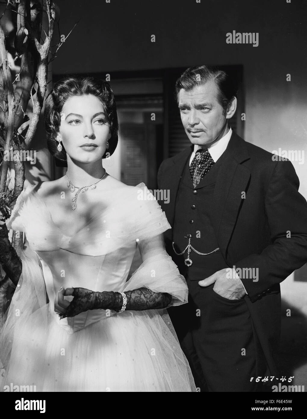 Data di rilascio: febbraio 8, 1952. Il titolo del filmato: Lone Star. STUDIO: Metro Goldwyn Mayer (MGM). Trama: Il ruggente grande stella, grande budget semi-storico storia di bovino barone Devereaux Burke, chi è arruolato da un invecchiamento Andrew Jackson per dissuadere la Sam Houston da stabilire Texas come una repubblica. Burke deve lottare contro lo stato senatore Thomas Craden, nel processo conquistando il cuore di Craden del quotidiano-editor fidanzata Martha Ronda. Nella foto: Clark Gable come Devereaux Burke e Ava Gardner come Martha Ronda. Foto Stock