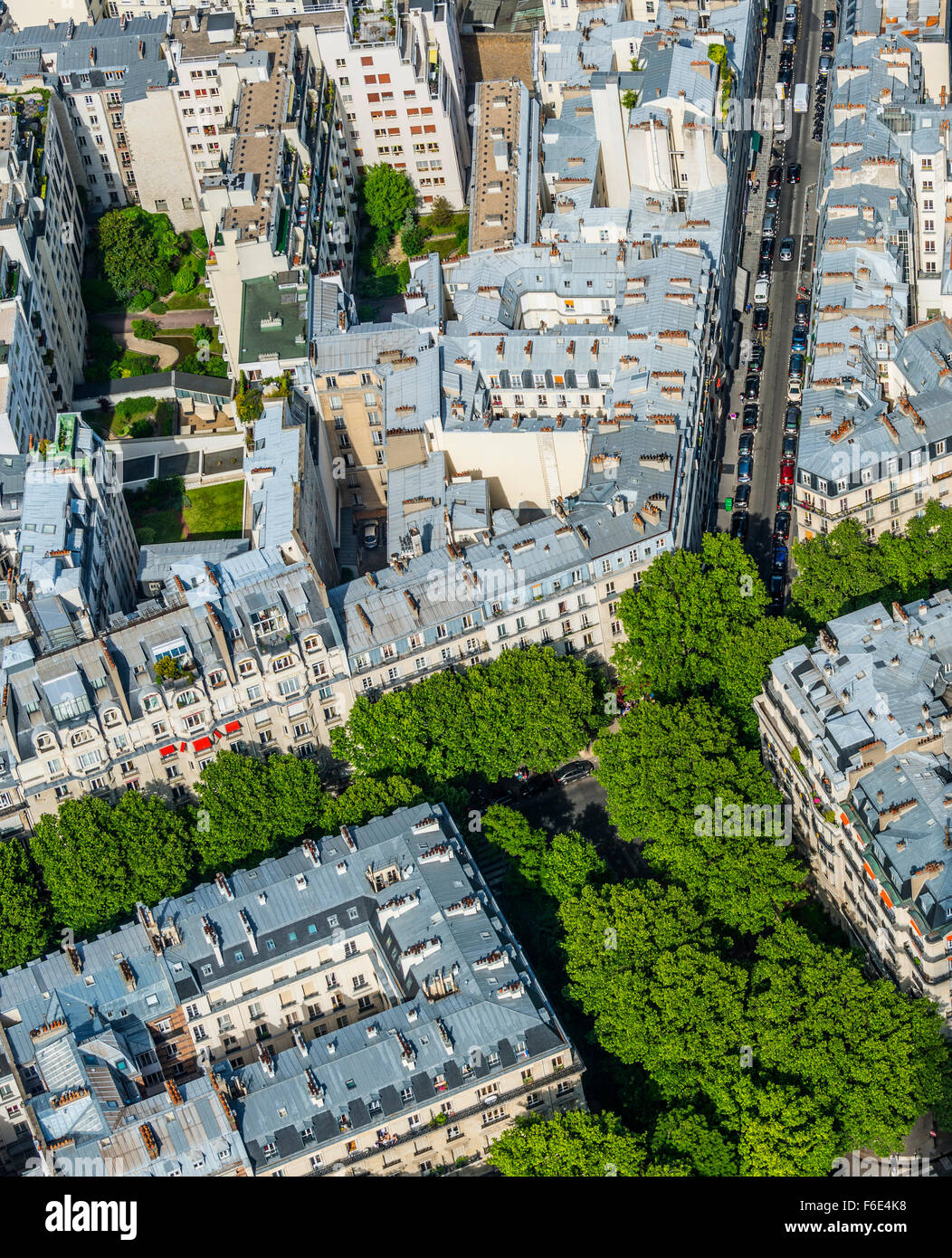 Vista di case e strade dalla Torre Eiffel, 7th Arrondissement, Parigi, Ile-de-France, Francia Foto Stock
