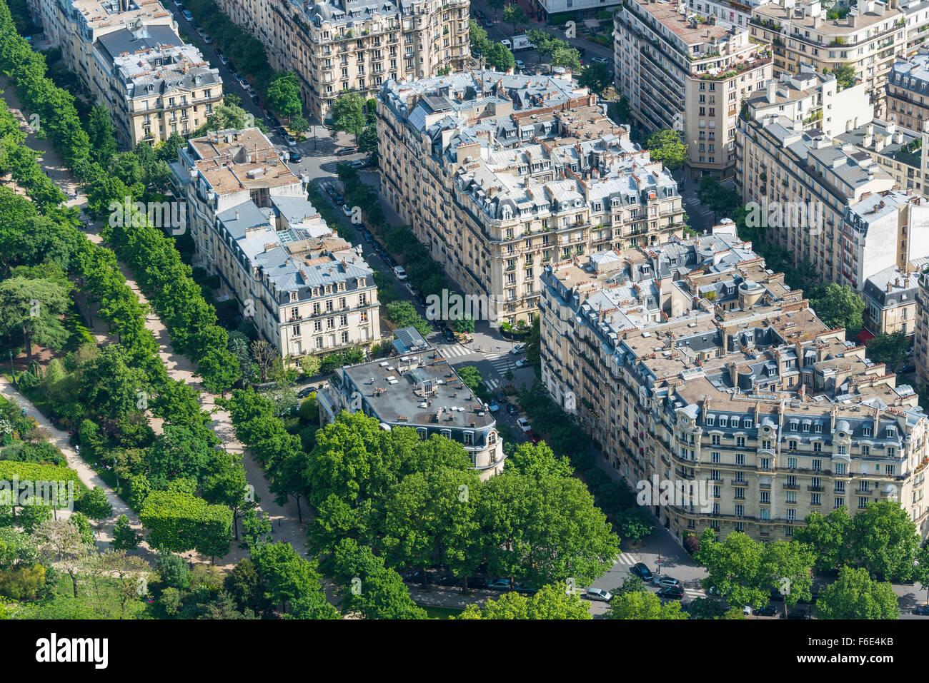 Vista di case e strade dalla Torre Eiffel, 7th Arrondissement, Parigi, Ile-de-France, Francia Foto Stock