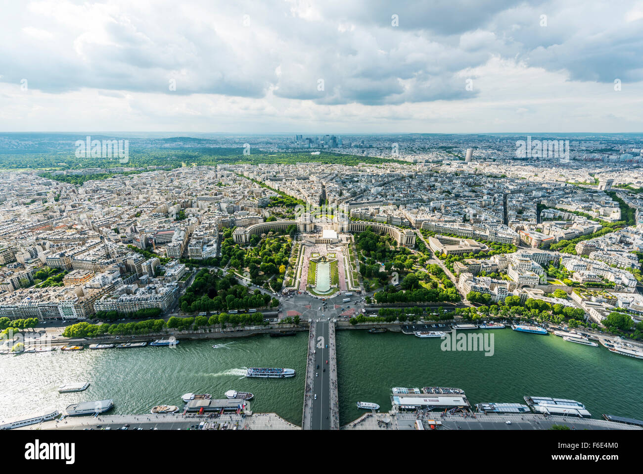 Vista dalla Torre Eiffel, il Jardins du Trocadéro, Place du Trocadéro et du 11 Novembre, Parigi, Ile-de-France, Francia Foto Stock