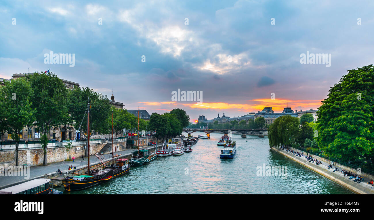 Vista sul Fiume Senna, barche, tramonto, Parigi, Ile-de-France, Francia Foto Stock