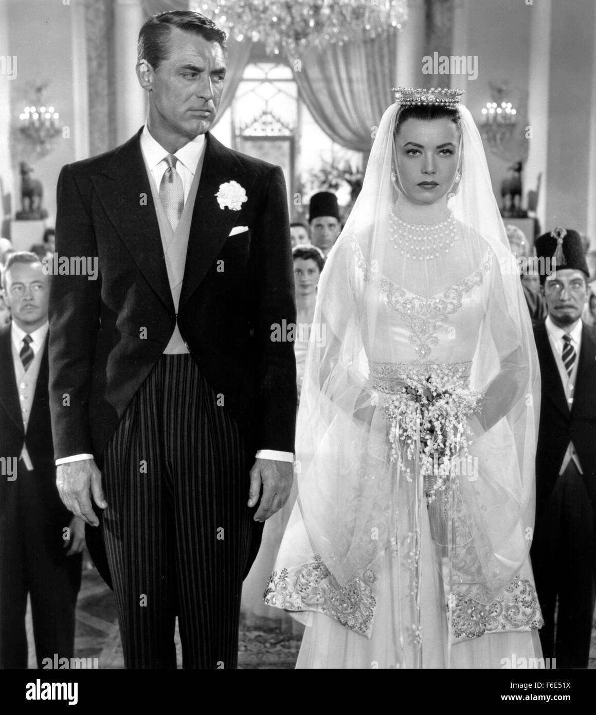 Jun 19, 1953; Hollywood, CA, Stati Uniti d'America; attore Cary Grant come Clemson leggere e BETTA ST. Giovanni come Principessa Tarji nel MGM commedia romantica, 'Dream moglie.". Foto Stock