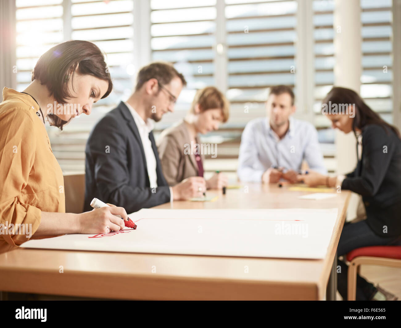 Pullman con i partecipanti, esercizio di gruppo, leadership training, officina, Kolsass, Tirolo, Austria Foto Stock