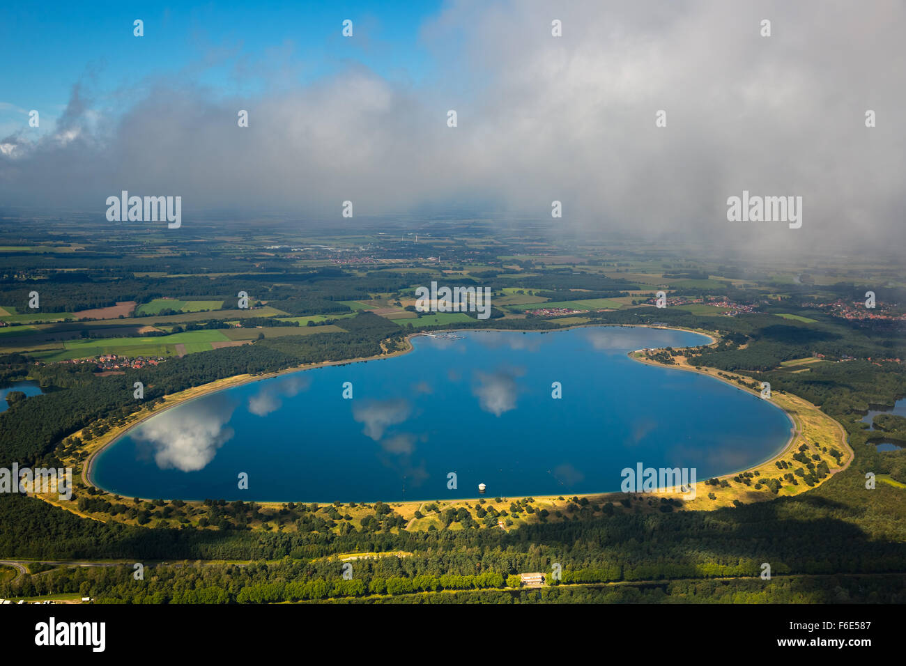 Geeste serbatoio, l'acqua di raffreddamento per Emsland Centrale Nucleare, nuvole riflettono sul lago, Lingen, Emsland, Bassa Sassonia Foto Stock