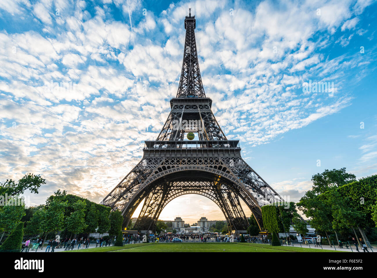 Atmosfera serale, Torre Eiffel e Champ de Mars, Parigi, Ile-de-France, Francia Foto Stock