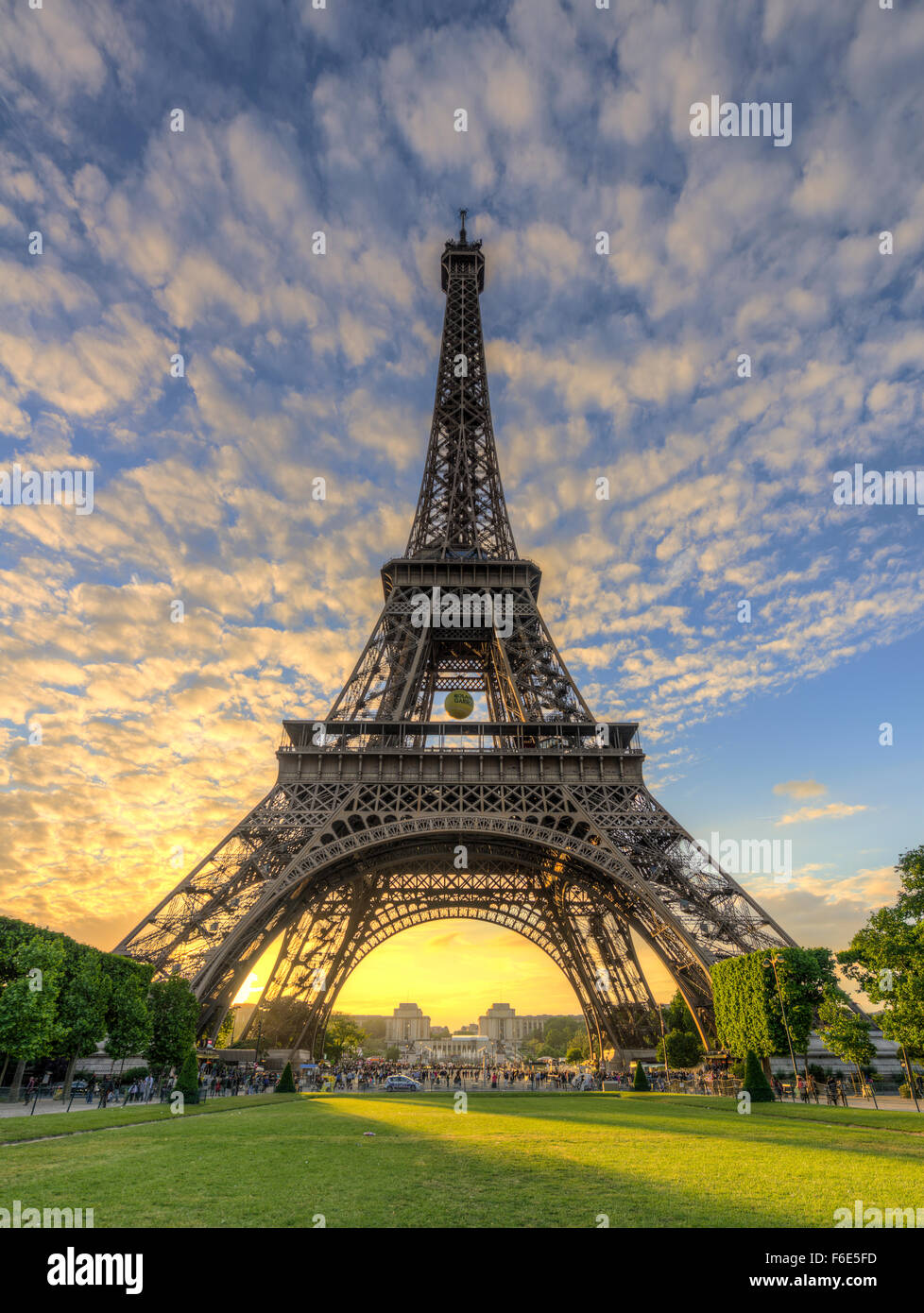Tramonto dietro la Torre Eiffel, Champ de Mars, Parigi, Ile-de-France, Francia Foto Stock