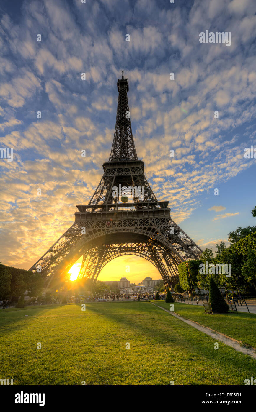 Tramonto dietro la Torre Eiffel, Champ de Mars, Parigi, Ile-de-France, Francia Foto Stock