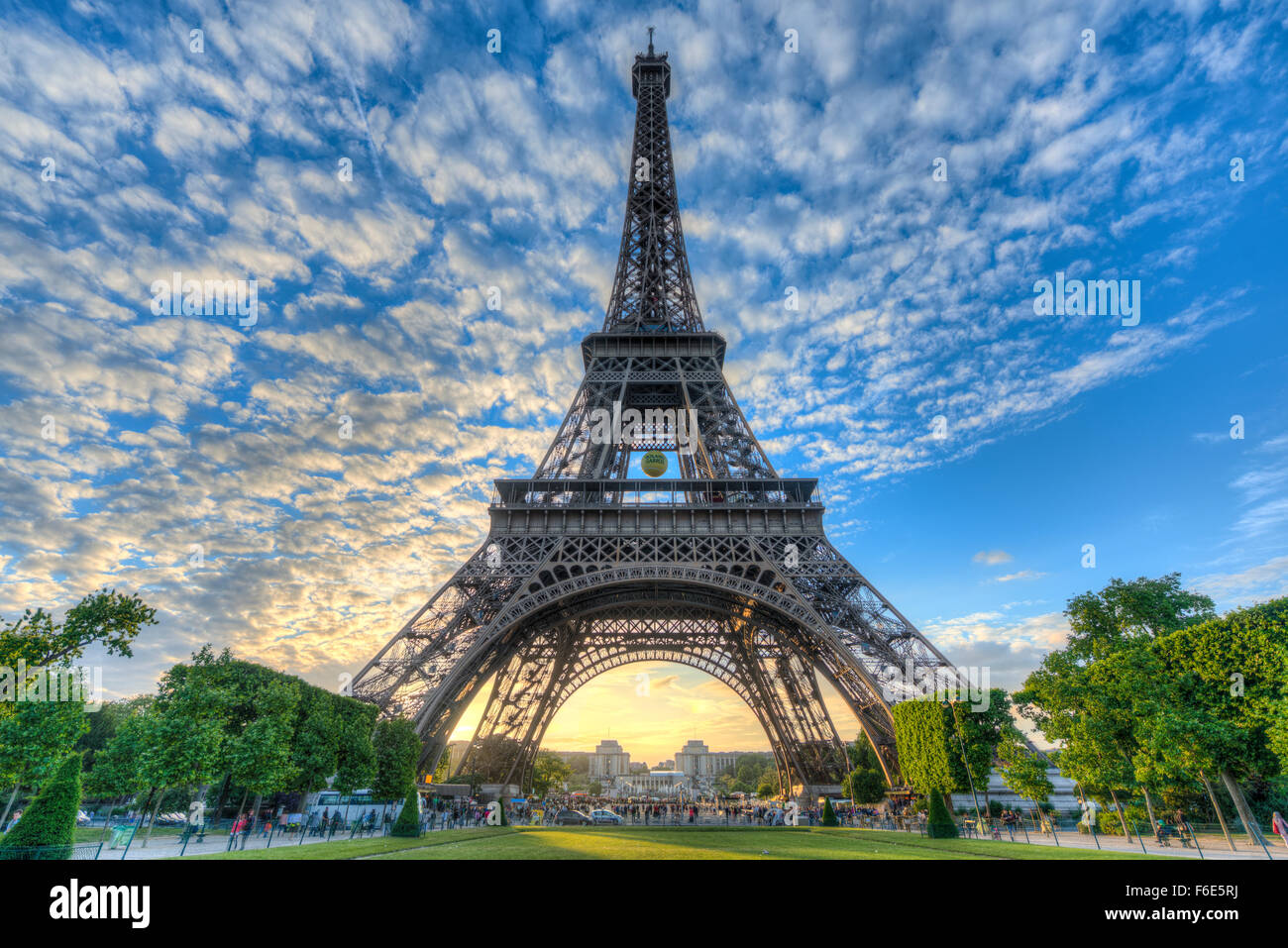 Atmosfera serale, Torre Eiffel e Champ de Mars, Parigi, Ile-de-France, Francia Foto Stock