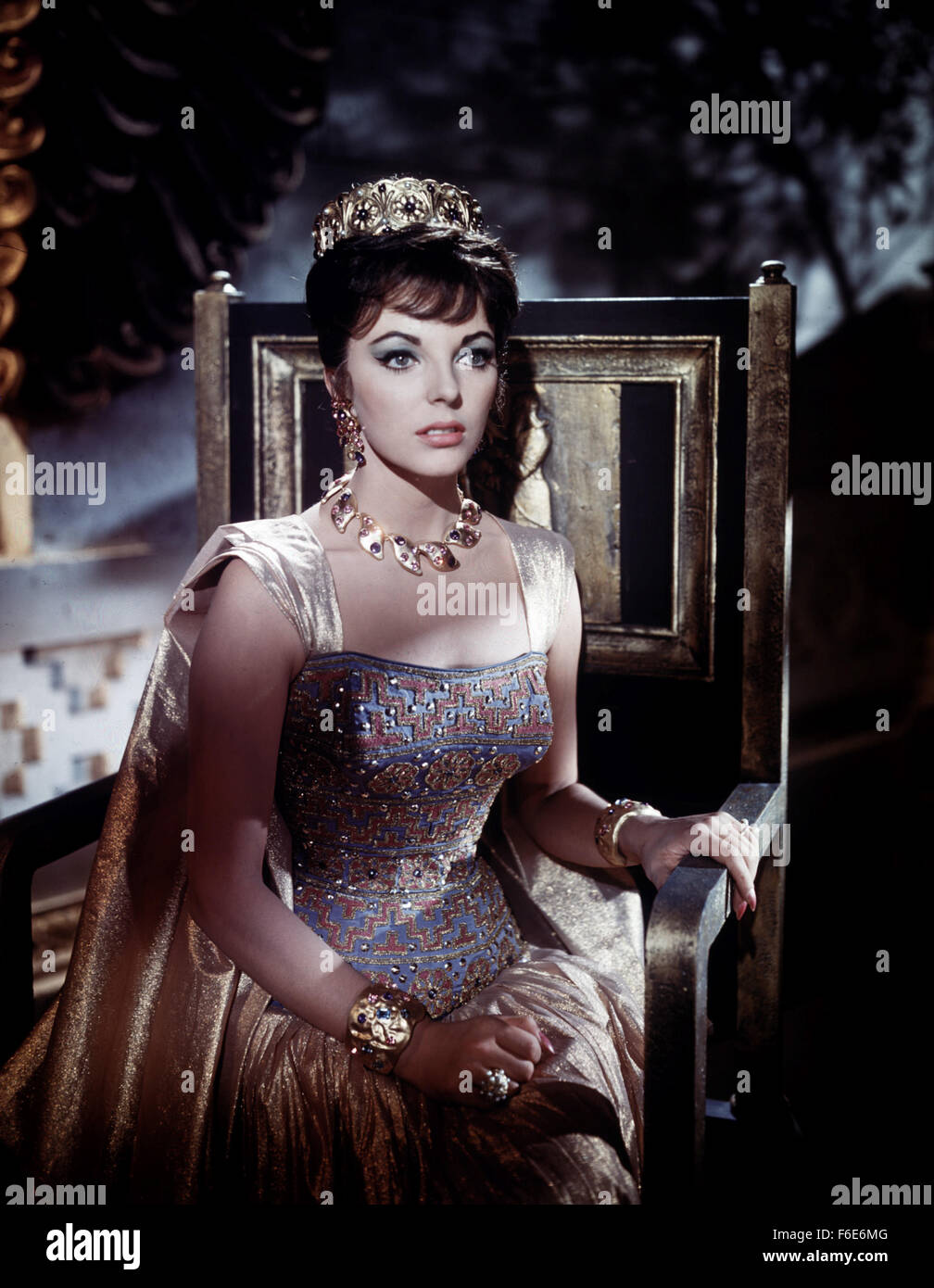 Data di rilascio: giugno 24, 1955. Il titolo del filmato: Terra dei Faraoni. STUDIO: Società Continentale. Trama: In antico Egitto il Faraone Khu-fu è ossessionato con l'acquisizione di oro e di piani per portare tutto con lui nella vita thesecond. A tal fine egli arruola l aiuto di Vashtar, un architetto a cui le persone sono schiavo in Egitto. La trattativa: costruire una rapina-Prova del sepolcro e il popolo schiavo sarà liberato. Durante gli anni che la piramide è stata costruita una Cipriano princess diventa il faraone la sua seconda moglie, ed ella tenute per evitare Khufu da prendendo il suo tesoro con lui quando muore .. così come aiutare lui Foto Stock