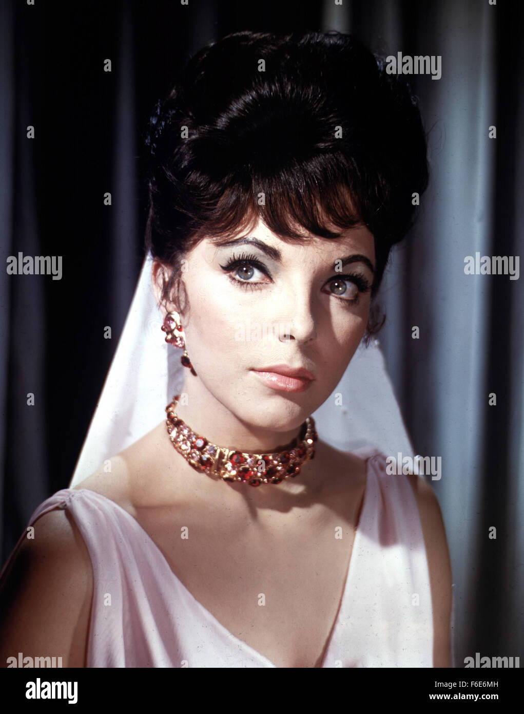 Data di rilascio: giugno 24, 1955. Il titolo del filmato: Terra dei Faraoni. STUDIO: Società Continentale. Trama: In antico Egitto il Faraone Khu-fu è ossessionato con l'acquisizione di oro e di piani per portare tutto con lui nella vita thesecond. A tal fine egli arruola l aiuto di Vashtar, un architetto a cui le persone sono schiavo in Egitto. La trattativa: costruire una rapina-Prova del sepolcro e il popolo schiavo sarà liberato. Durante gli anni che la piramide è stata costruita una Cipriano princess diventa il faraone la sua seconda moglie, ed ella tenute per evitare Khufu da prendendo il suo tesoro con lui quando muore .. così come aiutare lui Foto Stock