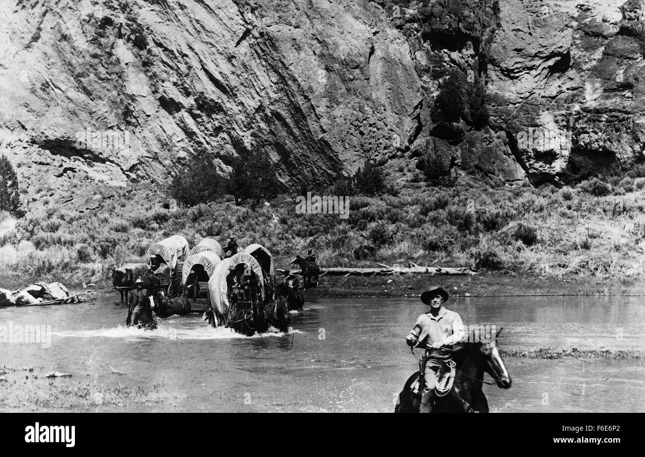 Dic 21, 1955; Portland, OR, Stati Uniti d'America; uno scout leader di un vagone treno attraverso ostili paese Indiano involontariamente viene coinvolto con un capo Sioux della figlia in "l'Indian Fighter,' dalla United Artists e direttore Andre De Toth. Nella foto è Kirk Douglas come Johnny falchi. Foto Stock