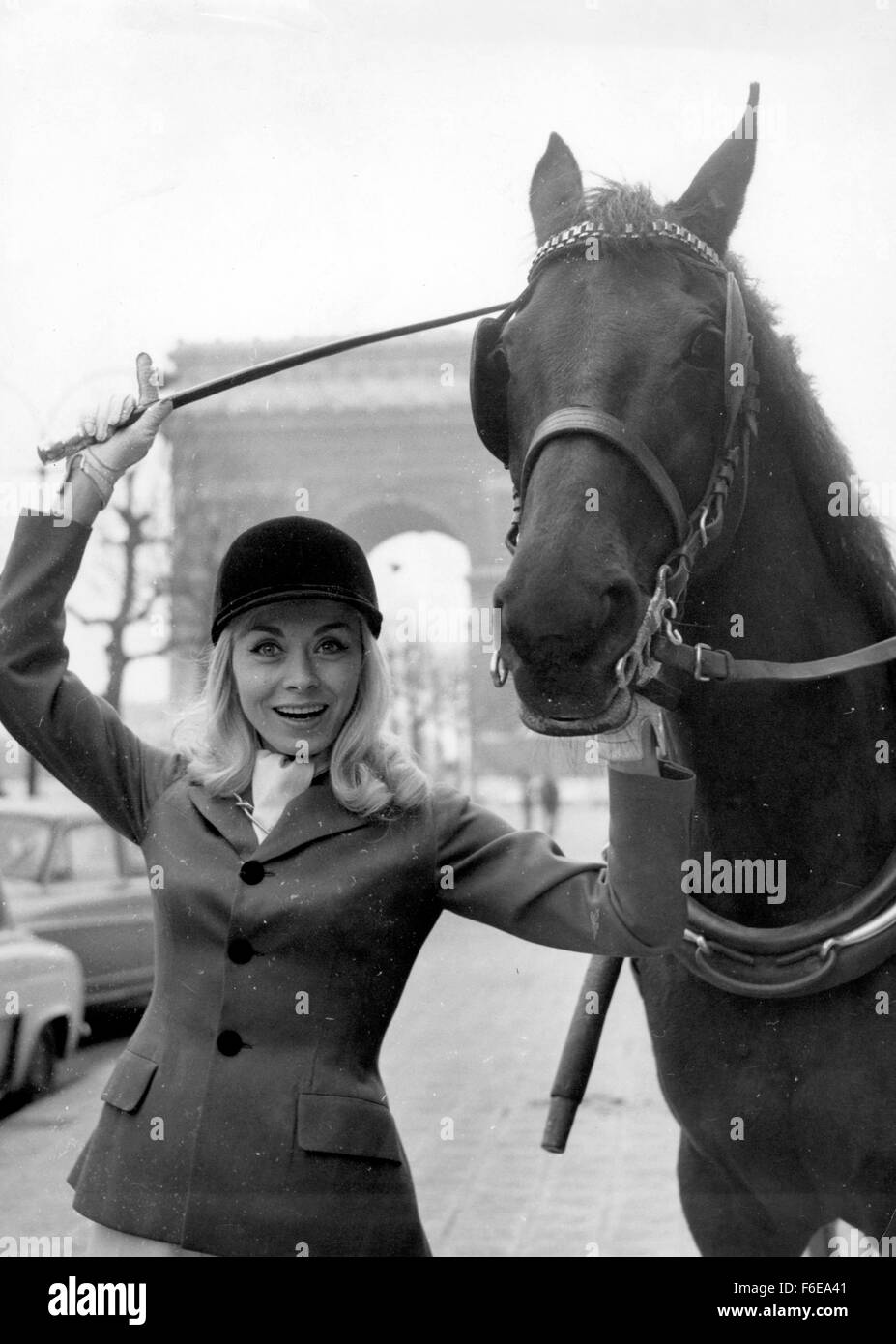 Gen 21, 1959 - Parigi, Francia - il cantante francese Isabelle AUBRET arrivati in sella ad un cavallo a Champs Elysees di Parigi, il primo giorno di primavera 1963. Stava festeggiando il giorno e l'apertura della seconda camera di natura, tormentare e della pesca che avrà luogo presso il parco esposizioni di Versailles, vicino a Parigi. La foto mostra Isabelle a Champs Elysees. (Credito Immagine: c KEYSTONE Pictures USA) Foto Stock
