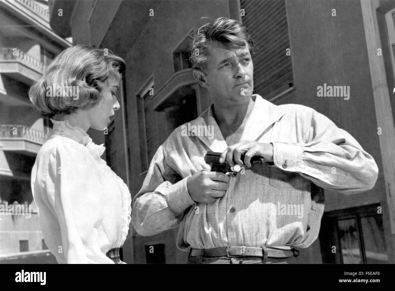 Jul 15, 1959; Atene, Grecia ; attore Robert Mitchum stelle come Mike Morrison e ELISABETH MUELLER come Lisa Kyriakides nel dramma della guerra "l'arrabbiato colline." diretto da Robert Aldrich. Foto Stock