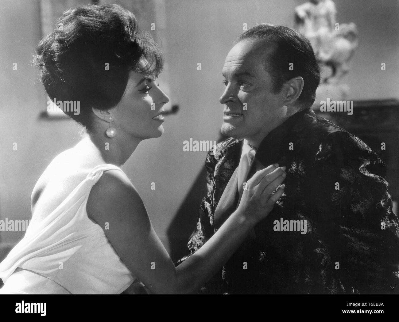 Il 1 gennaio, 1960 - Bob Hope e Joan Collins sul set del film, la strada di Hong Kong, 1962 (credito Immagine: c Glasshouse/Entertainment Immagini) Foto Stock