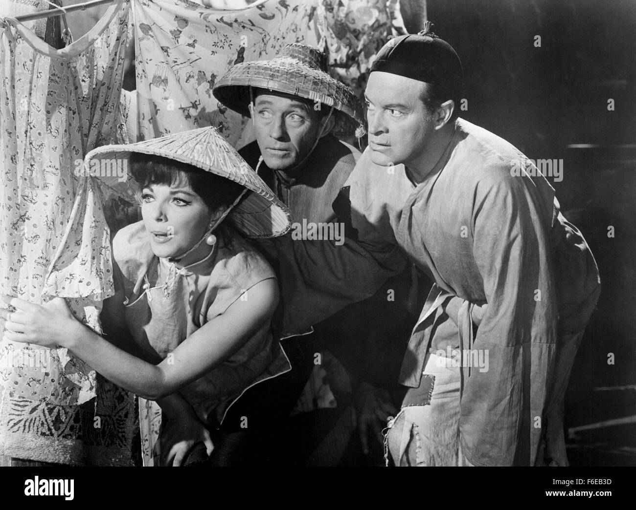 Il 1 gennaio, 1960 - Bob Hope, Joan Collins e Bing Crosby sul set del film, la strada di Hong Kong, 1962 (credito Immagine: c Glasshouse/Entertainment Immagini) Foto Stock