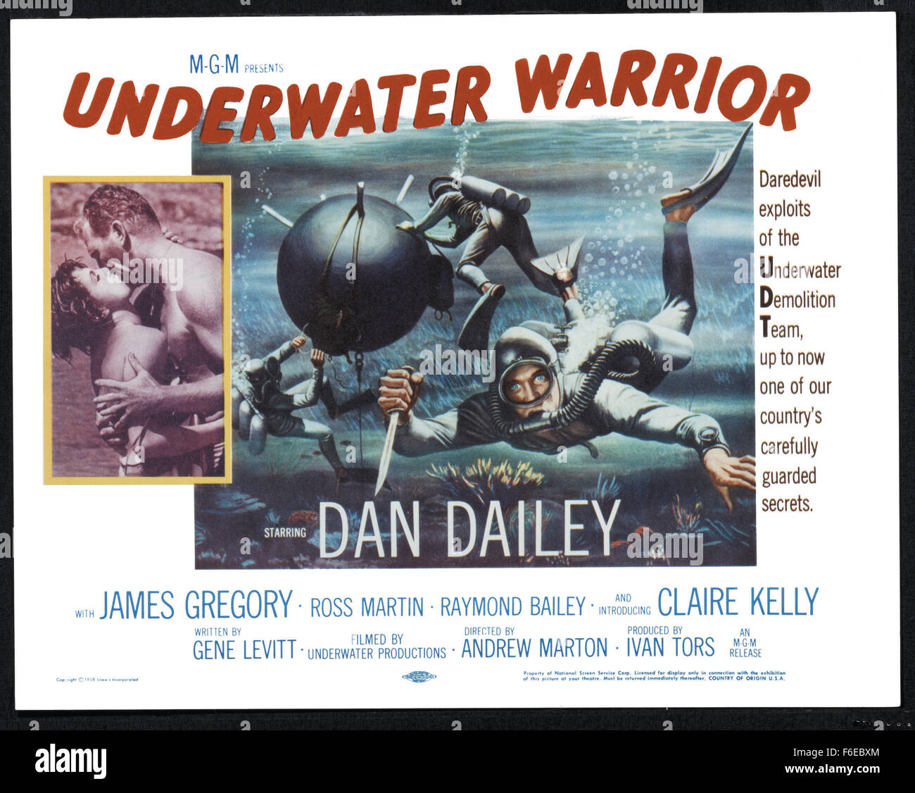 Data di rilascio: febbraio 14, 1958. Il titolo del filmato: subacquea guerriero. STUDIO: subacquea Productions. Trama: basato sulla vita del Comandante Francic D. Fane (USNR),  UnderWater Warrior  segue l'evoluzione della US Navy di demolizione subacquea unità dal suo inizio in prossimità della fine della II Guerra Mondiale attraverso la sua accettazione e infine l'utilizzo di successo in Corea. Punto di riferimento fotocamera subacquea lavoro fa  Underwater Warrior  una pietra miliare nella storia del cinema. Nella foto: DAN DAILEY come quella della Cmdr. David foresta. Foto Stock