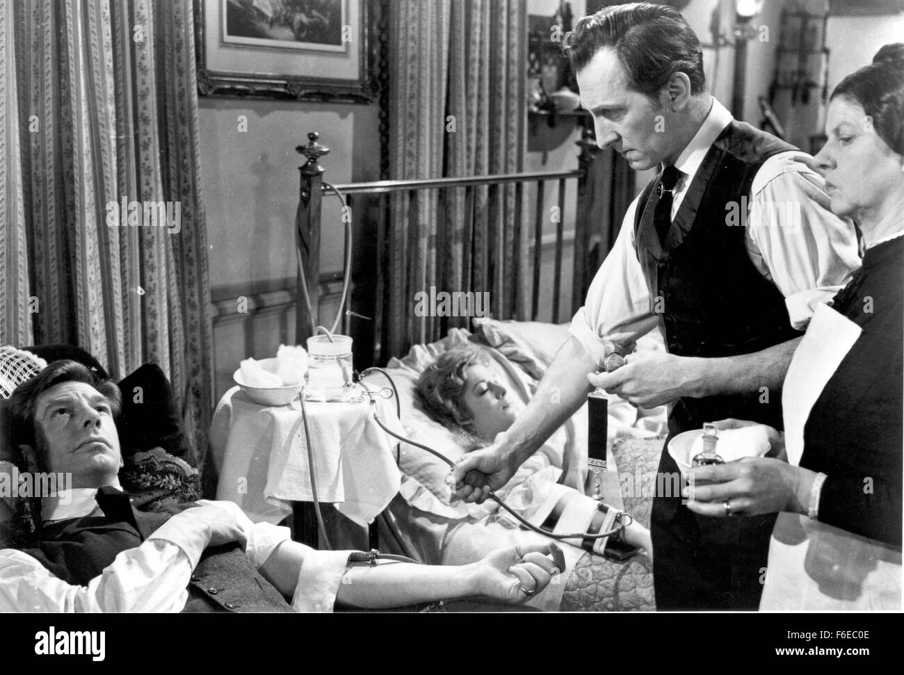 Data di rilascio: maggio 1958. Il titolo del filmato: Dracula. STUDIO: Hammer Film Productions. Trama: Dopo Jonathan Harker attacchi Dracula al suo castello (apparentemente da qualche parte in Germania), il vampiro viaggi in una città vicina, dove egli prede sulla famiglia di Harker's fiancZe. Il solo che può essere in grado di proteggere il loro è il dottor Van Helsing Harker, suo amico e compagno di studente di vampiri, chi è determinato a distruggere Dracula, qualunque sia il costo. Foto Stock