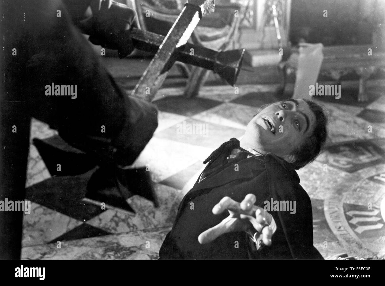 Data di rilascio: maggio 1958. Il titolo del filmato: Dracula. STUDIO: Hammer Film Productions. Trama: Dopo Jonathan Harker attacchi Dracula al suo castello (apparentemente da qualche parte in Germania), il vampiro viaggi in una città vicina, dove egli prede sulla famiglia di Harker's fiancZe. Il solo che può essere in grado di proteggere il loro è il dottor Van Helsing Harker, suo amico e compagno di studente di vampiri, chi è determinato a distruggere Dracula, qualunque sia il costo. Foto Stock