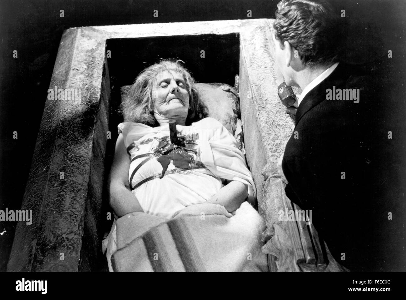 Data di rilascio: maggio 1958. Il titolo del filmato: Dracula. STUDIO: Hammer Film Productions. Trama: Dopo Jonathan Harker attacchi Dracula al suo castello (apparentemente da qualche parte in Germania), il vampiro viaggi in una città vicina, dove egli prede sulla famiglia di Harker's fiancZe. Il solo che può essere in grado di proteggere il loro è il dottor Van Helsing Harker, suo amico e compagno di studente di vampiri, chi è determinato a distruggere Dracula, qualunque sia il costo. Foto Stock