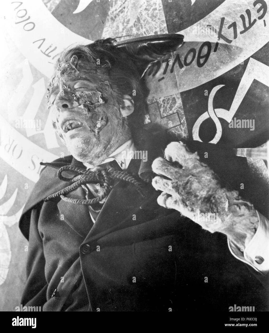 Data di rilascio: maggio 1958. Il titolo del filmato: Dracula. STUDIO: Hammer Film Productions. Trama: Dopo Jonathan Harker attacchi Dracula al suo castello (apparentemente da qualche parte in Germania), il vampiro viaggi in una città vicina, dove egli prede sulla famiglia di Harker's fiancZe. Il solo che può essere in grado di proteggere il loro è il dottor Van Helsing Harker, suo amico e compagno di studente di vampiri, chi è determinato a distruggere Dracula, qualunque sia il costo. Foto Stock