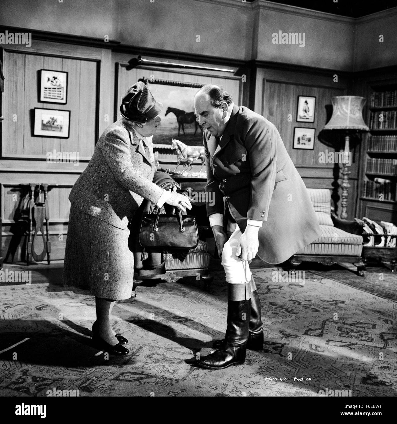 Jun 24, 1963; Hertfordshire, Inghilterra, Regno Unito; data di rilascio: giugno 24, 1963. Direttore: George Pollock. STUDIO: George H. Brown Productions/Metro Goldwyn Mayer Studios britannici Ltd. Trama: Il vecchio e il sig. ricchi Enderby muore di un attacco di cuore ma sempre sospettoso Miss Marple ha i suoi dubbi. Chi o che cosa gli ha dato un attacco di cuore? Enderby di parenti poveri raccogliere al galoppo, un combinato di imbarco-casa e scuola di equitazione. Miss Marple prende anche lì per scoprire se uno di loro aveva particolari motivi per vederlo morto. Nella foto : Attrice MARGARET RUTHERFORD come Miss Marple, e l'attore Robert Morley come Foto Stock