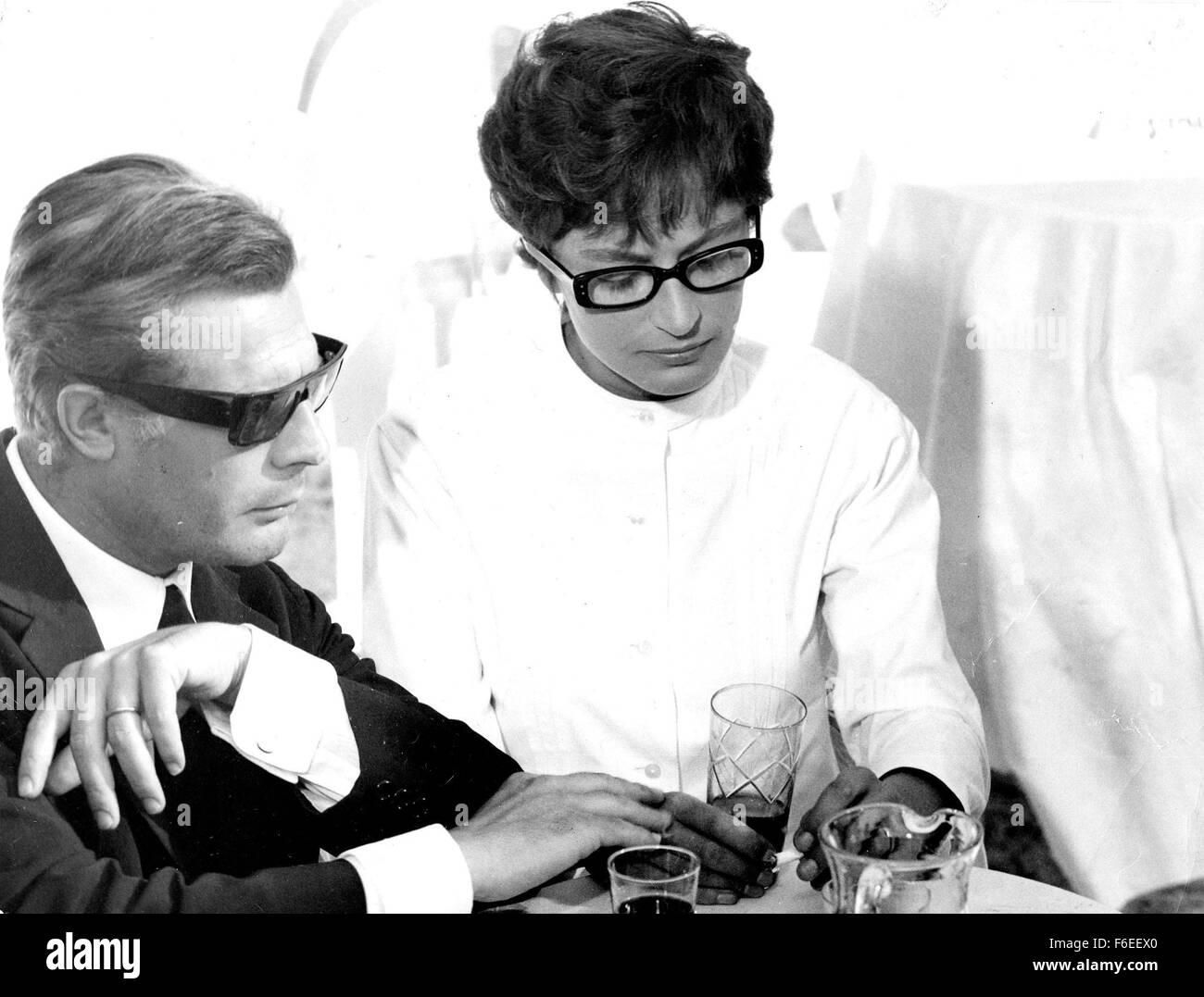 Jun 25, 1963; Roma, Italia; attore Marcello Mastroianni stelle come Guido  Anselmi con l'attrice sconosciuta nel dramma Cineriz, '8 1/2." diretto da  Federico Fellini Foto stock - Alamy