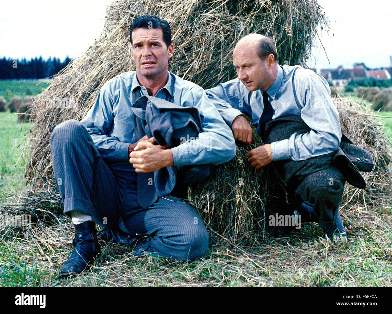 Jul 04, 1963 - Monaco di Baviera, Germania - Data di rilascio: 4 luglio 1963. Direttore: John Sturges. STUDIO: La Mirisch Corporation/United Artists. Trama: Basato su una storia vera, il film ritrae il più grande alleato per tentativo di fuga da un tedesco ad alta sicurezza "a prova di fuga' POW Camp durante la Seconda Guerra Mondiale. Nella foto: l'attore James Garner come volo Lt. Hendley 'l'Scrounger', e l'attore Gordon Jackson come volo Lt. Sandy MacDonald "intelligenza". Foto Stock