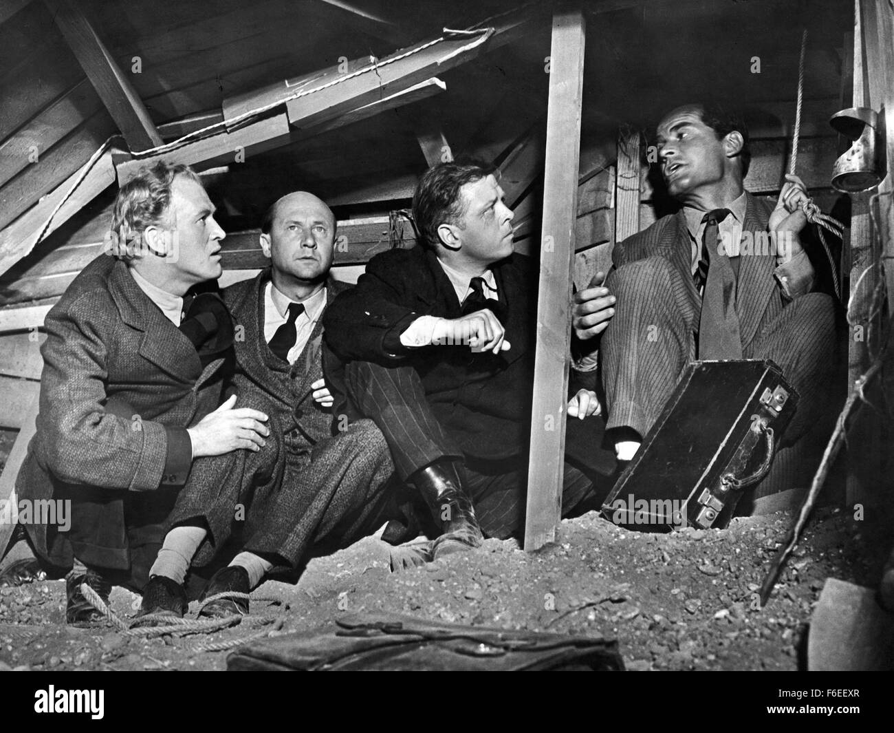 Jul 04, 1963 - Monaco di Baviera, Germania - Data di rilascio: 4 luglio 1963. Direttore: John Sturges. STUDIO: La Mirisch Corporation/United Artists. Trama: Basato su una storia vera, il film ritrae il più grande alleato per tentativo di fuga da un tedesco ad alta sicurezza "a prova di fuga' POW Camp durante la Seconda Guerra Mondiale. Nella foto: L'ATTORE JAMES GARNER (estrema destra) come volo Lt. Hendley 'l'Scrounger'. Foto Stock