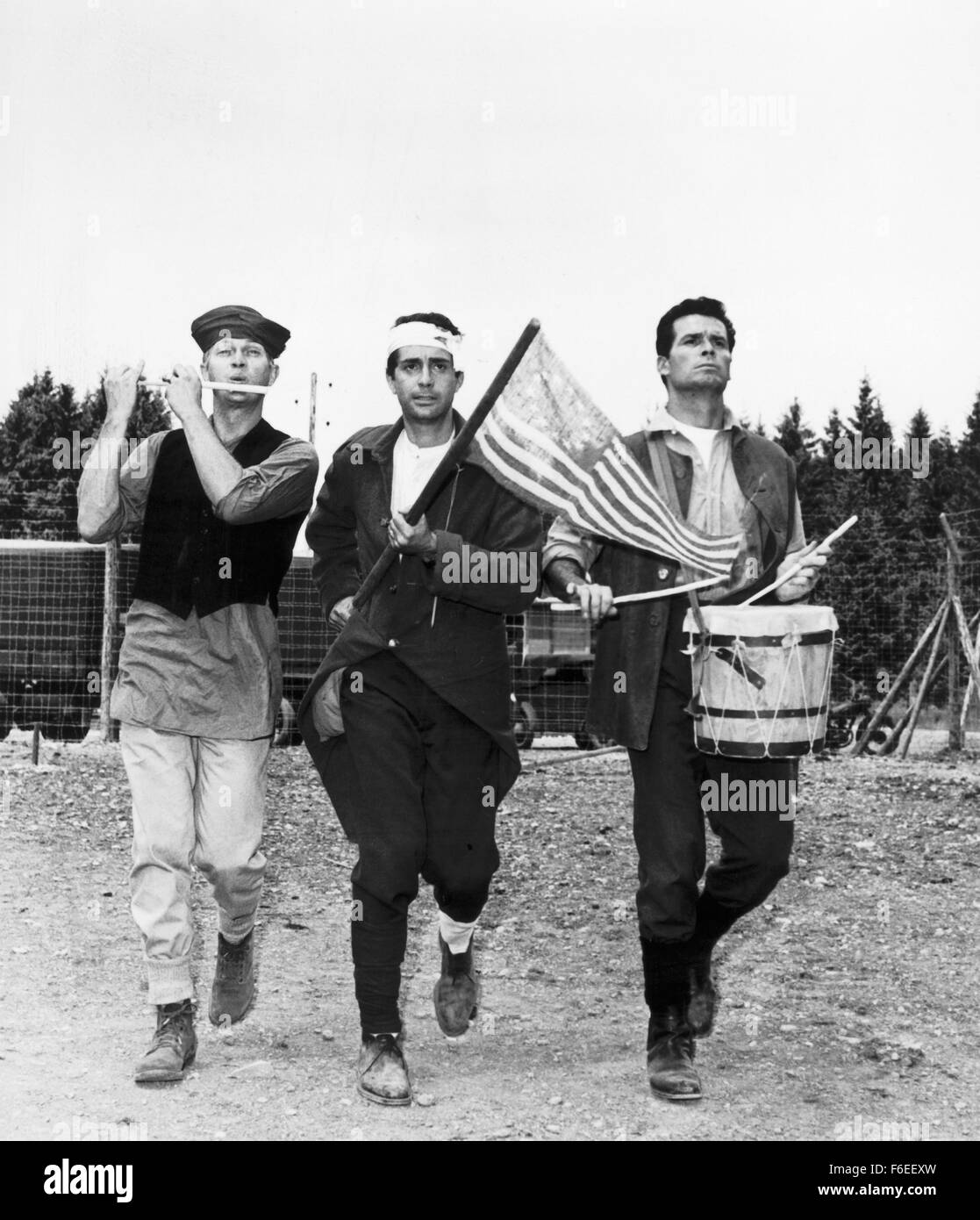 Jul 04, 1963 - Monaco di Baviera, Germania - Data di rilascio: 4 luglio 1963. Direttore: John Sturges. STUDIO: La Mirisch Corporation/United Artists. Trama: Basato su una storia vera, il film ritrae il più grande alleato per tentativo di fuga da un tedesco ad alta sicurezza "a prova di fuga' POW Camp durante la Seconda Guerra Mondiale. Nella foto: L'ATTORE JAMES GARNER (estrema destra) come volo Lt. Hendley 'l'Scrounger'. Foto Stock