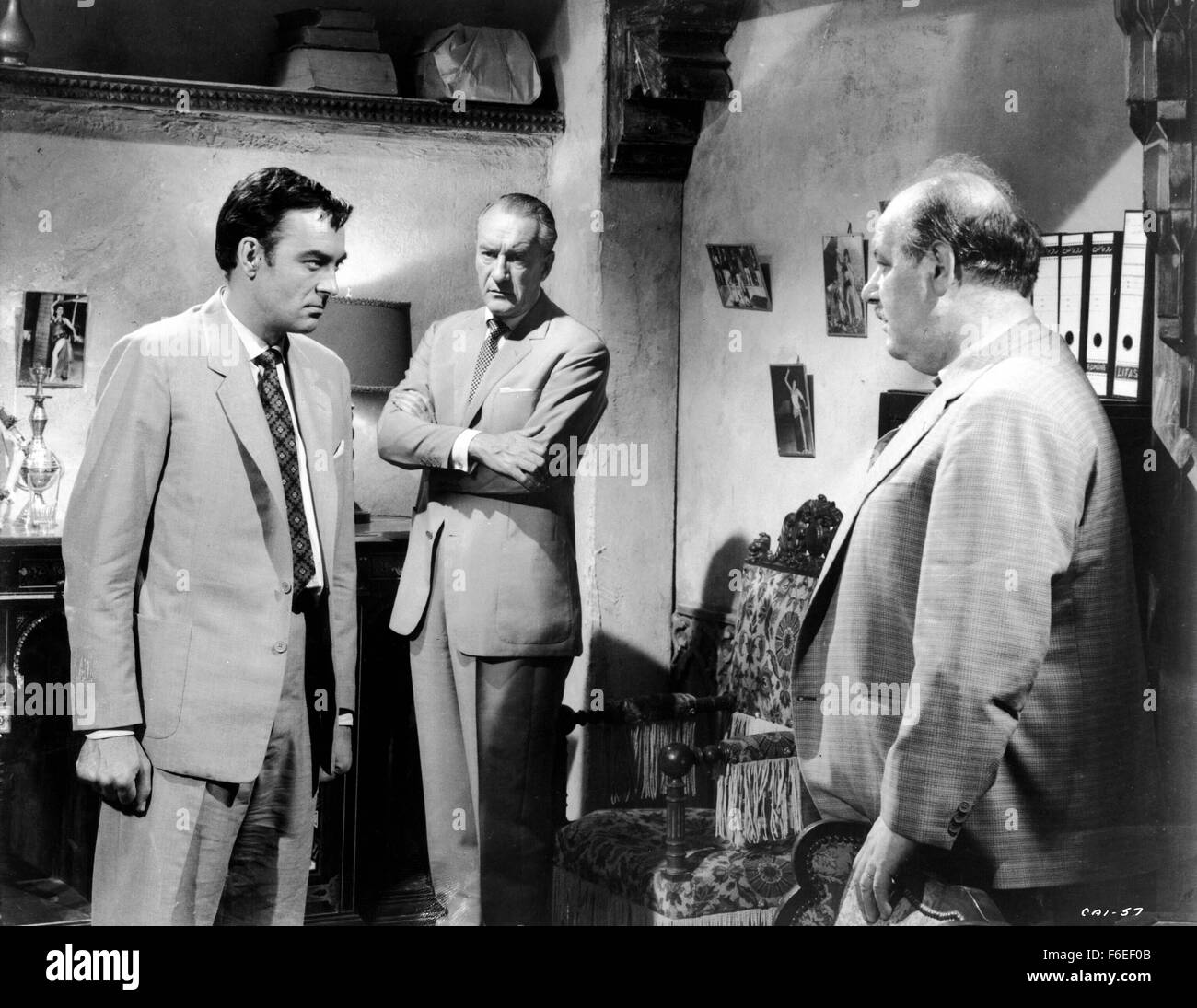 Data di rilascio: agosto 21, 1963. Il titolo del filmato: Il Cairo. STUDIO: Metro Goldwyn Mayer (MGM). Trama: un uomo chiamato Major è al Cairo dopo essere stato liberato da una prigione tedesca. Egli è lì per procedere con il suo piano per rubare i gioielli del re Tutankhamon presentano presso la galleria nazionale. Questo piano è stato in attesa dal momento che egli era stato imprigionato. Egli arruola la guida di Willy, Ali, Nicodemos, Kerim e Kuchuk per effettuare la sua dettagliata "infallibile piano'. Forse la maledizione del Pharoahs è più di una superstizione perché grandi scopre presto che mentre la rapina può essere facile, uscendo con i gioielli possono essere Foto Stock