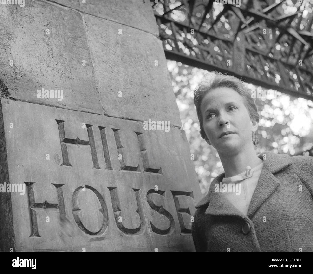 Data di rilascio: Settembre 18, 1963. Il titolo del filmato: l'ossessione. STUDIO: Argyle imprese. Trama: il dottor Markway, facendo ricerche per provare l'esistenza dei fantasmi, indaga Hill House, una grande e misteriosa mansion con un conto sensazionale storia di morte violenta e la pazzia. Con lui sono scettico giovane Luca che sta per ereditare la casa, il misterioso e chiaroveggente Teodora e insicuro Eleanor, la cui capacità psichiche fanno di lei si sentono in qualche modo in sintonia con qualunque spiriti abitano la vecchia magione. Con il passare del tempo diventa chiaro che hanno ottenuto più di essi contrattati per come il fantasma delle prese Foto Stock