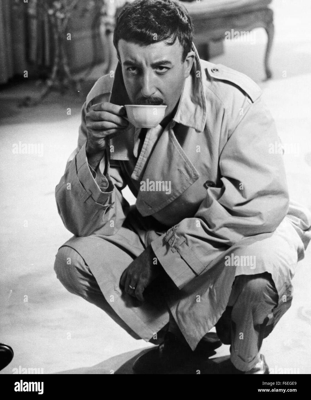 Feb 20, 1964; Hollywood, CA, Stati Uniti d'America; immagine dal regista Blake Edwards del crimine commedia "La pantera rosa" interpretato da Peter Sellers come Insp. Jacques Clouseau. Foto Stock