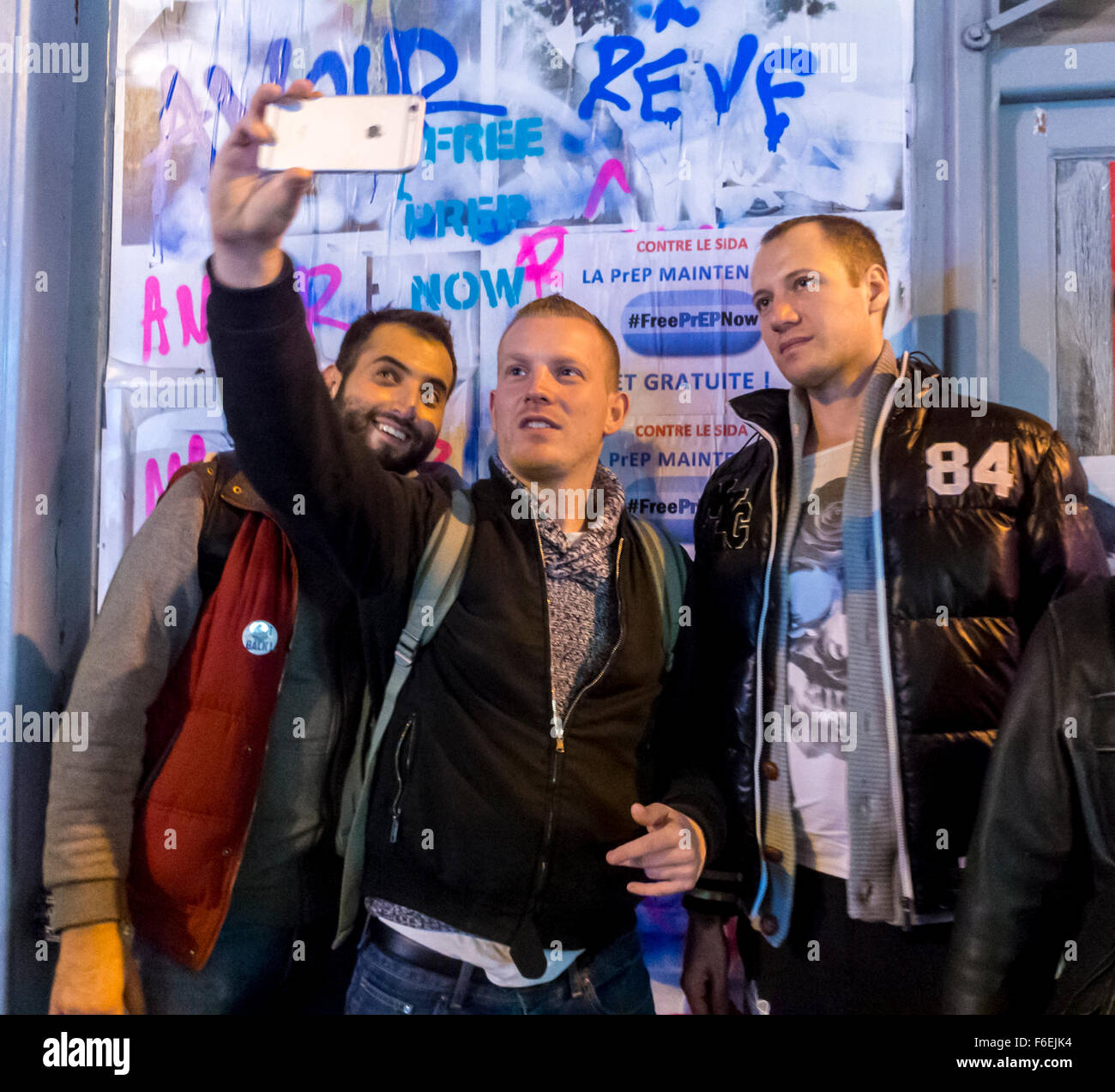 Parigi, Francia, attivisti del gruppo HIV, Prep Action, Posting Posters in Gay Neighborhood, le Marais, Men Taking selfie 'Free Prep Now' (Prep Action) (Natou, Maxime) community worker, urban youths Prep Pre Exposure Prophylaxis HIV Prevention Activists [WP] Foto Stock