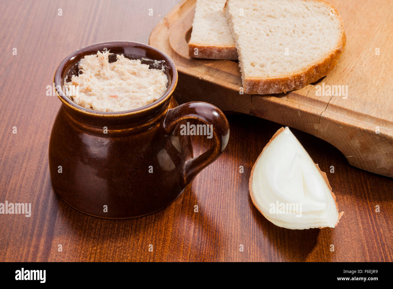 Lardo di maiale con il soffritto di cipolla nella pentola e pane scuro Foto Stock