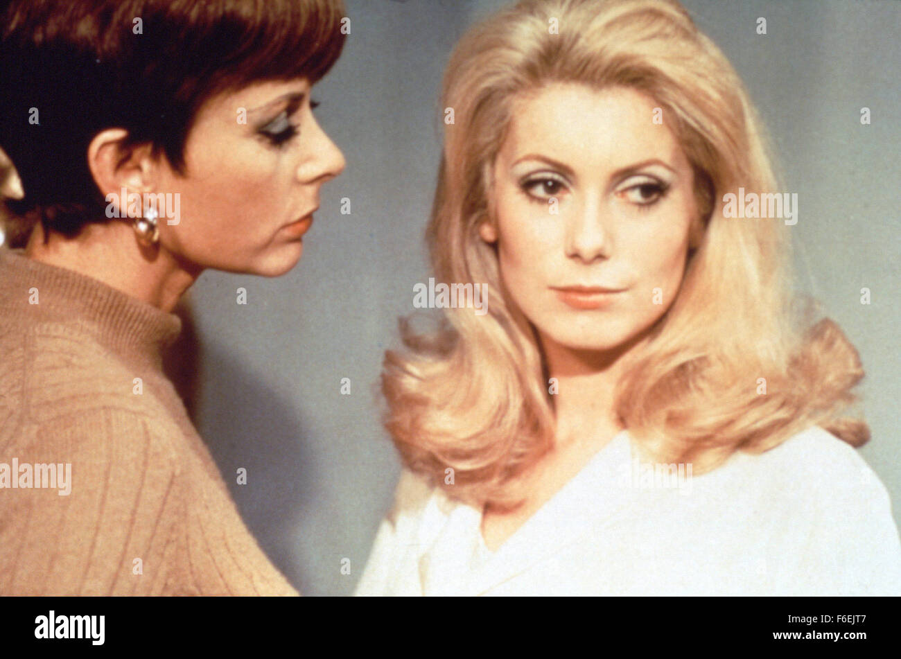 Maggio 24, 1967; Roma, Italia; Catherine Deneuve (destra) come Severine Serizy nel dramma ''Belle de Jour'' diretto da Luis Bunuel. Foto Stock