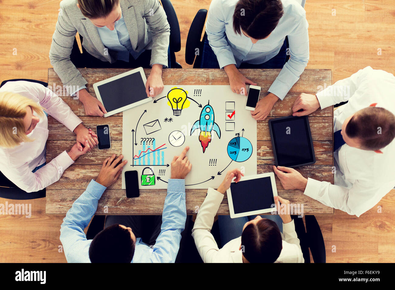 Il team di business con gli smartphone e tablet pc Foto Stock