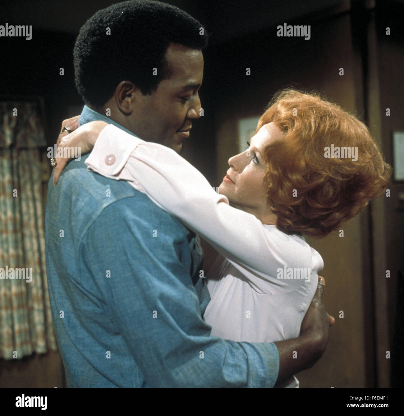 Data di rilascio: 1968. Direttore: Gordon Flemyng. STUDIO: MGM. Trama: ladri cadono quando oltre un milione e mezzo di dollari va mancanti dopo l'audacia e accuratamente pianificato la rapina del Los Angeles Coliseum durante una partita di calcio, ciascuno accusando gli altri di avere il denaro. Nella foto: Jim Brown. Foto Stock