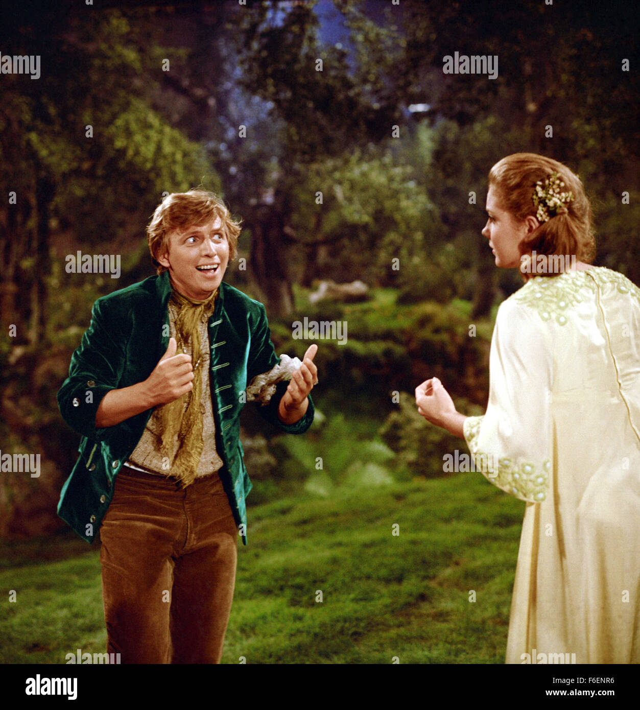 Data di rilascio: 1968. STUDIO: Warner Brothers. Trama: un misterioso irlandese, Finian, e la sua bellissima figlia Sharon, arrivare un giorno in Rainbow Valley, una piccola città del sud di tabacco di mezzadri nel mitico stato di Missitucky. La città ha la propria residenza sognatore, Woody Mahoney, che pensa che lui potrebbe essere in grado di porre la città sulla mappa attraversando la menta con il tabacco in modo che essa sarà crescere già mentholated. Finian venuto alla città perché ha rubato un leprechaun di coccio di oro e di piani di piantare nel terreno in modo che sarà di crescere più rapidamente. Ma i problemi ben presto arriva. Nella foto: TOMMY STEELE Foto Stock