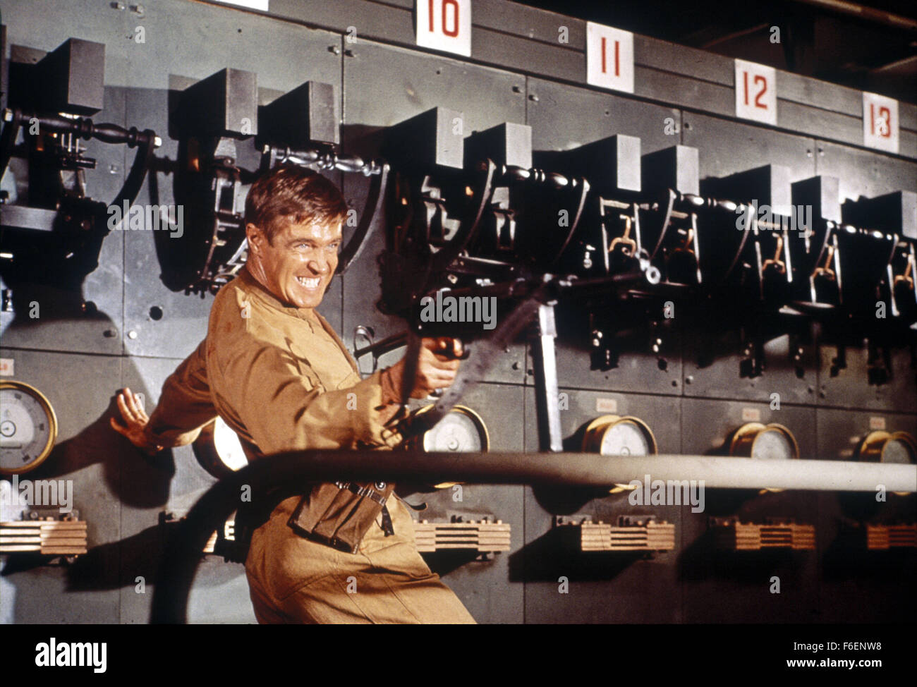 Apr 01, 1965; Los Angeles, CA, Stati Uniti d'America; attore GEORGE PEPPARD stelle come Lt. John Curtis nel MGM il dramma della guerra, 'Operazione Crossbow." diretto da Michael Anderson. Foto Stock