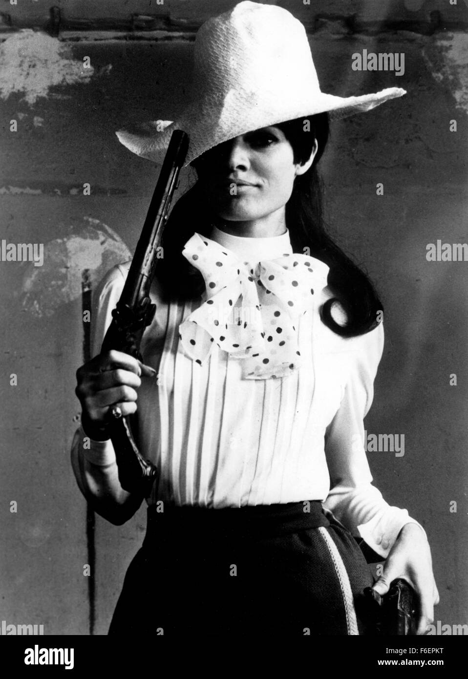 Nov. 24, 1965 - Messico - la famosa attrice francese Brigitte Bardot appare nel suo ultimo film "Viva Maria" realizzato in Messico. A Paris couturier è ora lanciando un "Viva Maria" vestito (meno la pistola e il cappello del corso). (Credito Immagine: c KEYSTONE Pictures USA) Foto Stock