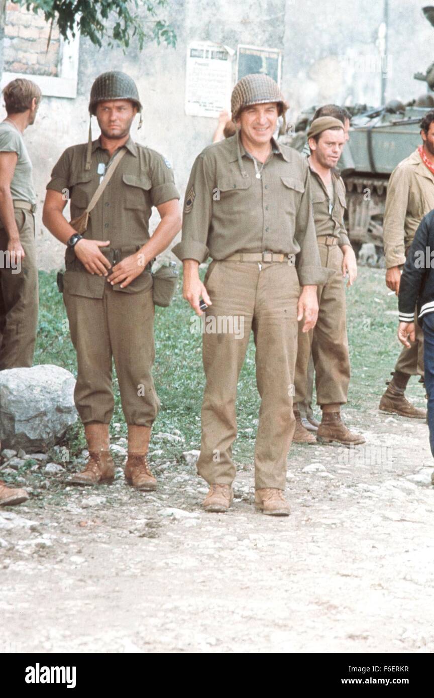 Apr 11, 1970; Hollywood, CA, Stati Uniti d'America; Telly Savalas (centro) come Master Sgt. Big Joe nella guerra, azione, commedia ''Kelly's Heroes" diretto da Brian G. Hutton. Foto Stock