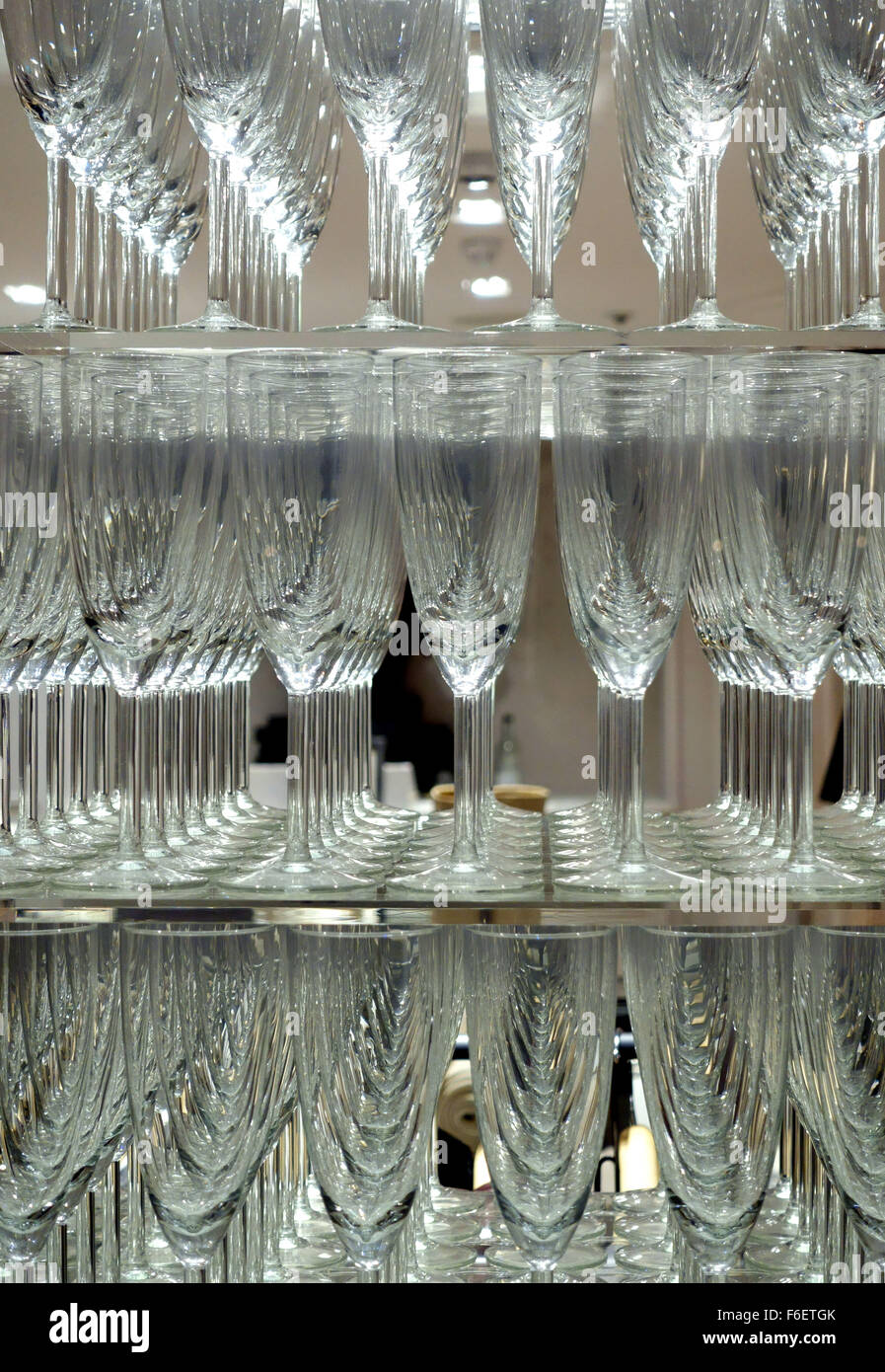 Champagne le scanalature nel negozio di Londra la finestra di visualizzazione Foto Stock