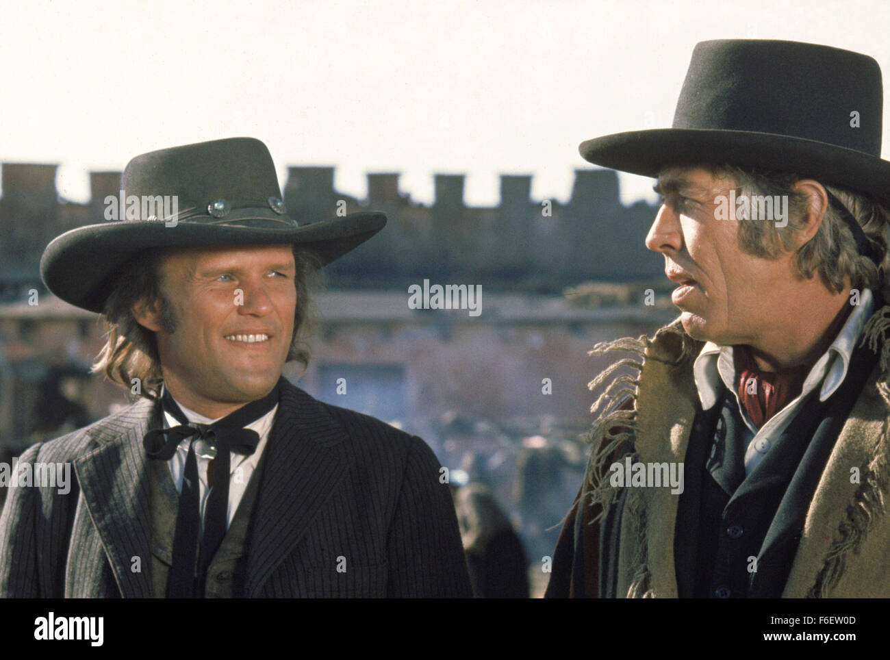 Data di rilascio: 31 agosto 1973. Il titolo del filmato: Pat Garrett & Billy the Kid. STUDIO: MGM Studios. Trama: un invecchiamento Pat Garrett è ingaggiato come delegati a nome di un gruppo di facoltosi Nuovo Messico baroni del bestiame--il suo unico scopo è di portare giù il suo vecchio amico Billy the Kid. Nella foto: James Coburn. Foto Stock