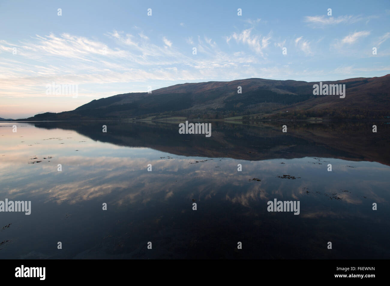 Area di Glen Coe, Scozia. Pittoresca vista del tramonto di Loch Leven con North Ballachulish in background. Foto Stock