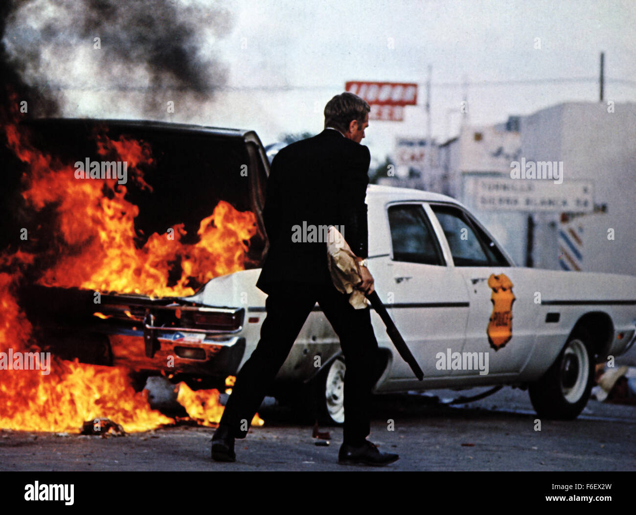 Data di rilascio: dicembre 13, 1972. Il titolo del filmato: The Getaway. STUDIO: Solar Productions. Trama: Doc McCoy è stato concesso parole. La cattura è che lo sceriffo Beynon si aspetta un piccolo favore da McCoy per la sua generosità: rapinare un'altra banca! Beynon non ha veramente intenzione di lasciare McCoy a piedi dopo il colpo e nemmeno co-rapinatore Rudy Butler, ma l'arresto Doc si dimostra un nonnulla difficile. Nella foto: STEVE MCQUEEN come Doc McCoy (immagine di credito: Intrattenimento foto) Foto Stock