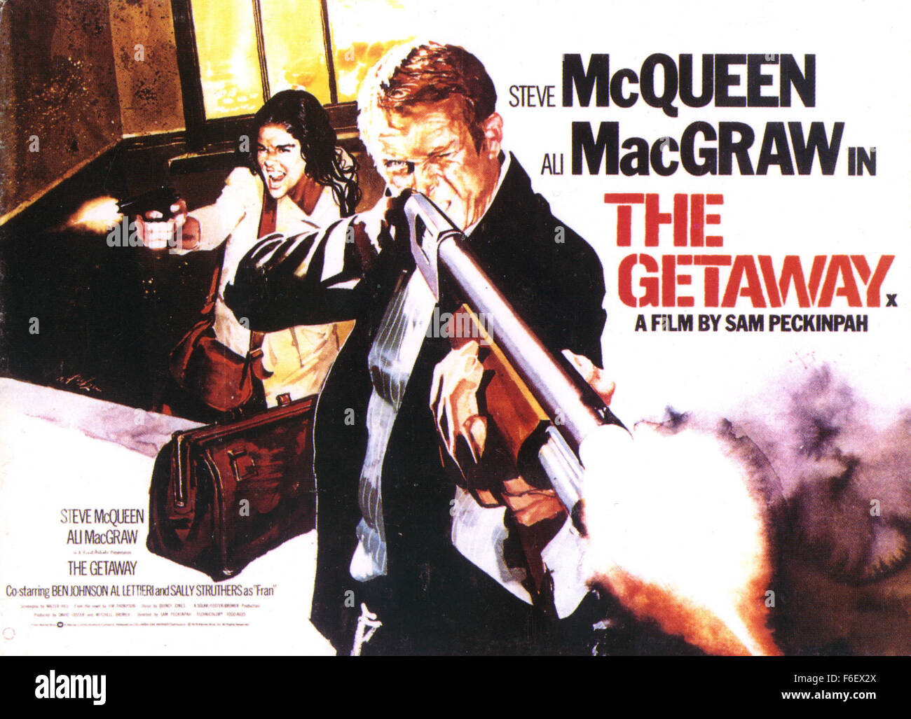 Data di rilascio: dicembre 13, 1972. Il titolo del filmato: The Getaway. STUDIO: Solar Productions. Trama: Doc McCoy è stato concesso parole. La cattura è che lo sceriffo Beynon si aspetta un piccolo favore da McCoy per la sua generosità: rapinare un'altra banca! Beynon non ha veramente intenzione di lasciare McCoy a piedi dopo il colpo e nemmeno co-rapinatore Rudy Butler, ma l'arresto Doc si dimostra un nonnulla difficile. Nella foto: STEVE MCQUEEN come Doc McCoy e ALI MACGRAW come Carol McCoy (immagine di credito: Intrattenimento foto) Foto Stock