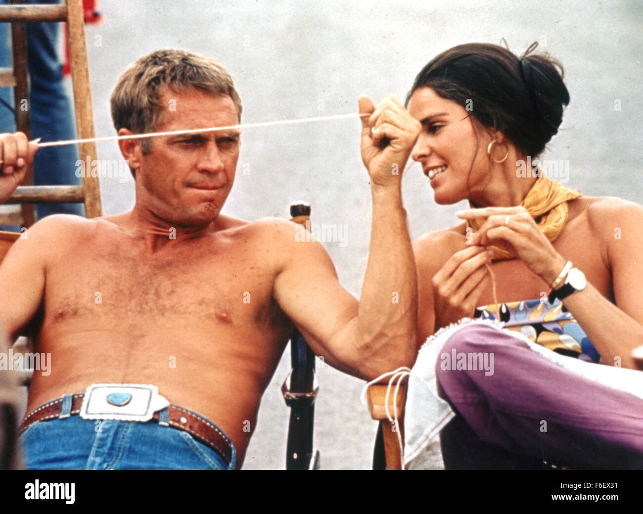 Data di rilascio: dicembre 13, 1972. Il titolo del filmato: The Getaway. STUDIO: Solar Productions. Trama: Doc McCoy è stato concesso parole. La cattura è che lo sceriffo Beynon si aspetta un piccolo favore da McCoy per la sua generosità: rapinare un'altra banca! Beynon non ha veramente intenzione di lasciare McCoy a piedi dopo il colpo e nemmeno co-rapinatore Rudy Butler, ma l'arresto Doc si dimostra un nonnulla difficile. Nella foto: STEVE MCQUEEN come Doc McCoy e ALI MACGRAW come Carol McCoy (immagine di credito: Intrattenimento foto) Foto Stock