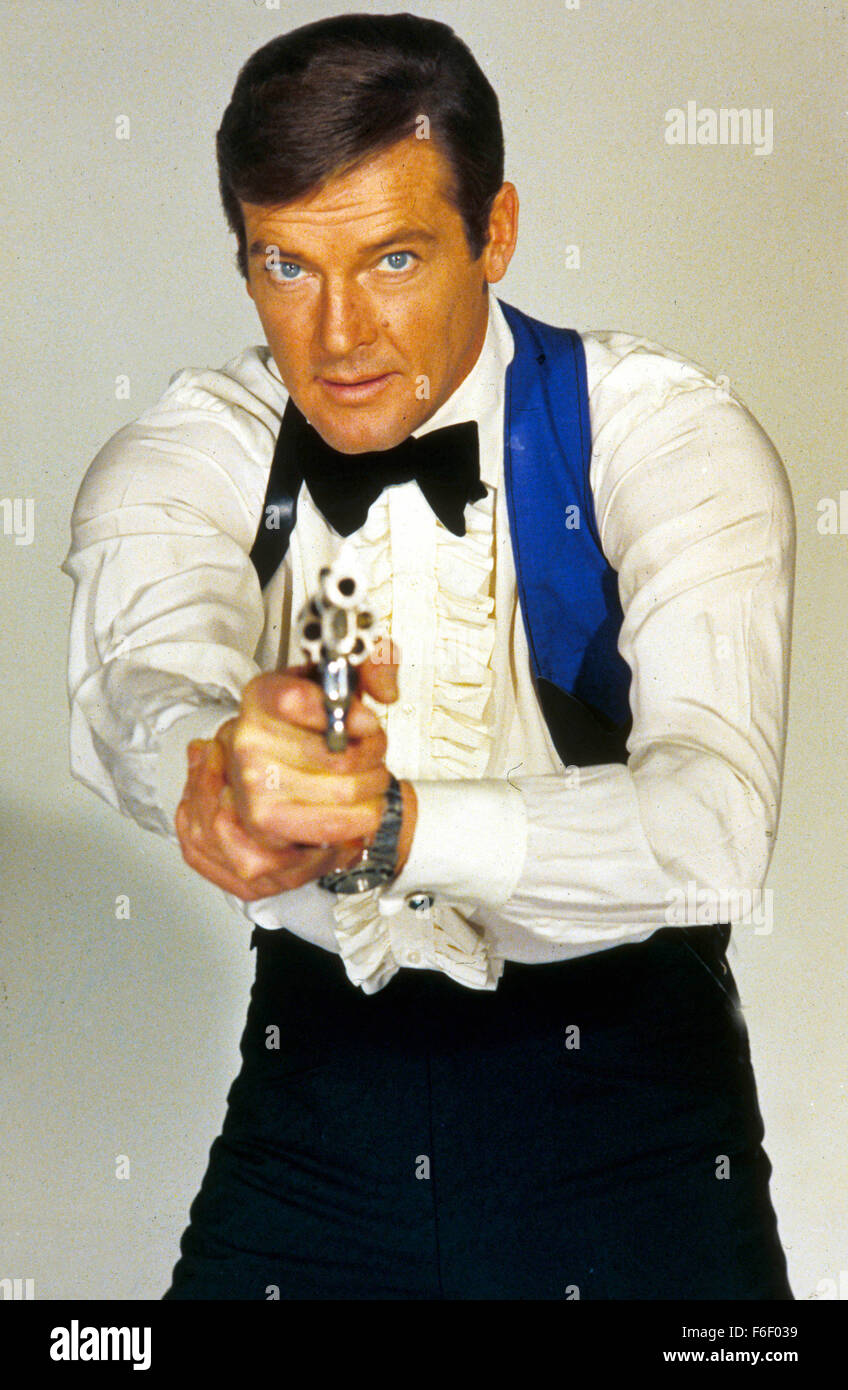 Data di rilascio: giugno 27, 1973. Il titolo del film: vivi e lascia morire. STUDIO: XX Century Fox. Trama: tre agenti britannici analizzando il contrabbando di droga vengono uccisi in circostanze misteriose. Ogni omicidio è legata a un crimine di Harlem boss, il sig. Big e un diplomatico internazionale, Kananga. Il British inviare agent James Bond a indagare. Quando 007 arriva a New York ha quasi ucciso da uno di il sig. Big di cappe, ma il tentativo di legame dà un piombo e scopre presto un complotto per invadere il territorio continentale statunitense con un miliardo di dollari di eroina. Nella foto: Roger Moore come James Bond. Foto Stock