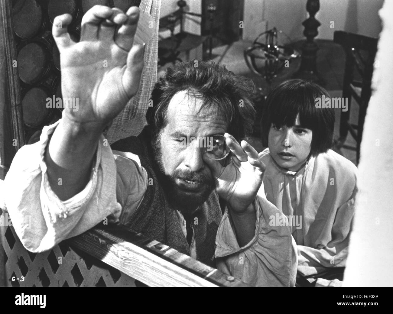 Data di rilascio: Gennaio 27, 1975. Il titolo del filmato: Galileo. STUDIO: Il film americano di teatro. Trama: Questo bio-pic è su Galileo, il XVII secolo italiano che ha gettato le basi della scienza moderna. Galileo si fece una delle prime al mondo telescopi e scoperto le lune di Giove. Egli ha sostenuto di Copernico la teoria che la terra ruotava intorno al Sole. Questo lo portò in conflitto con la Chiesa cattolica. Con la minaccia di lui con la tortura, la Chiesa lo ha costretto a ritrattare le sue opinioni davanti a un tribunale e lo ha condannato ad arresti domiciliari. Tuttavia, Galileo e prove di teorie ispirato ot Foto Stock